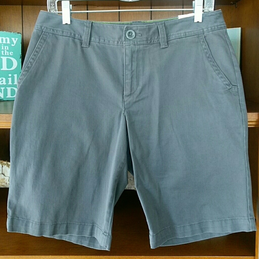 Eddie Bauer shorts slightly curvy- mid rise